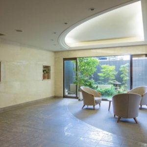 緑と光が印象的なエントランスホール