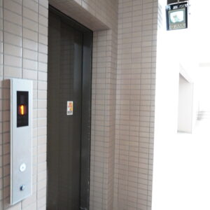 1階エレベーターホール（監視カメラモニター付き）