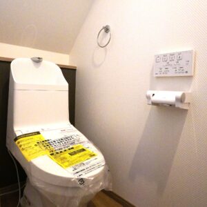 階の階段下スペースを活用しトイレを設置。